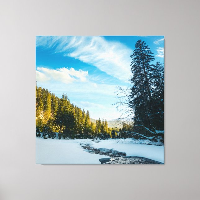 gefrorener Bergfluss zwischen Wald im Winter Leinwanddruck (Vorderseite)