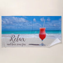 Gefrorener Erdbeer-Daiquiri auf blauem Himmelssand