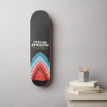 Gefühl Jawsome Shark Funny Summer Puns Beach Skateboard<br><div class="desc">Holen Sie sich dieses GEFÜHL JAWSOME FUNNY SHARK SURFBOARD SOMMER BEACH VACATION Grafik drucken,  es ist eine perfekte Ergänzung zu Ihrem Sommerschrank und es ist für Surfer,  Wassersportfreunde oder Strandliebhaber,  die Liebe,  zum Strand zu gehen und Wellen mit einem Surfbrett zu reiten.</div>