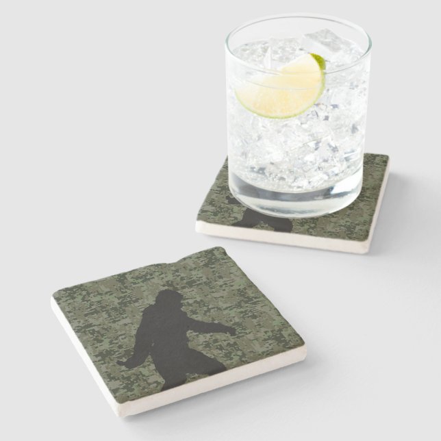 Gegangene Squatchin Silhouette auf Digital-Tarnung Steinuntersetzer (Seitenansicht)