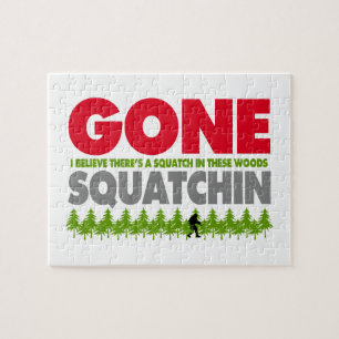 Gegangenes Squatchin Bigfoot, der im Holz sich