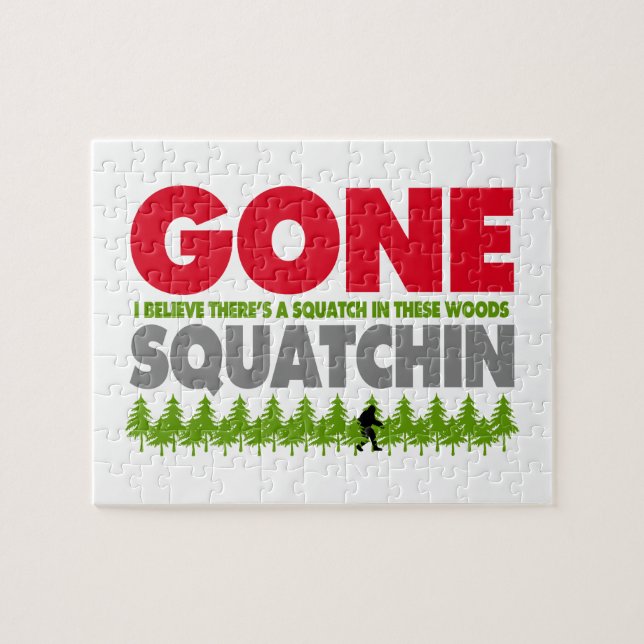 Gegangenes Squatchin Bigfoot, der im Holz sich (Horizontal)