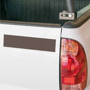 Gegen eine stilvolle braune Mauer Autoaufkleber