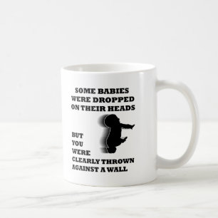Gegen einen Mauerfaulpelz geworfen Kaffeetasse