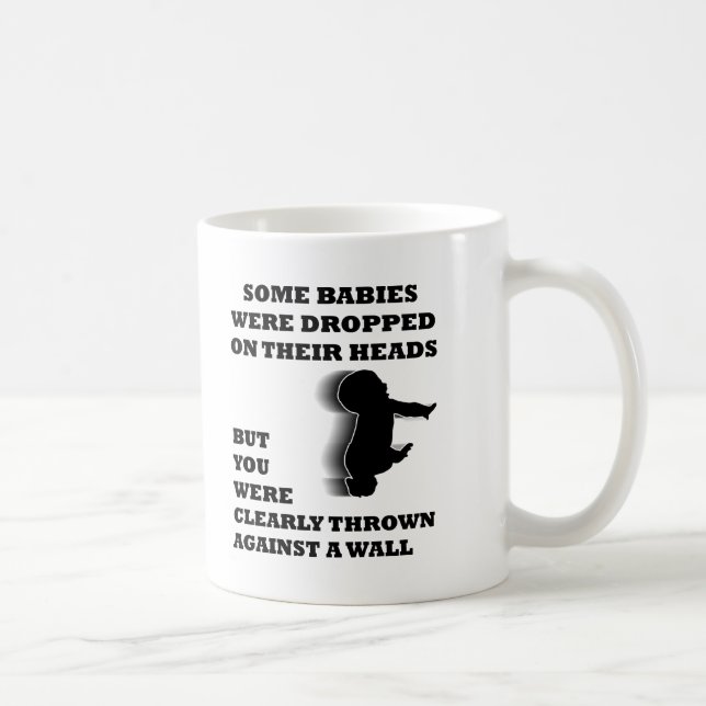 Gegen einen Mauerfaulpelz geworfen Kaffeetasse (Rechts)
