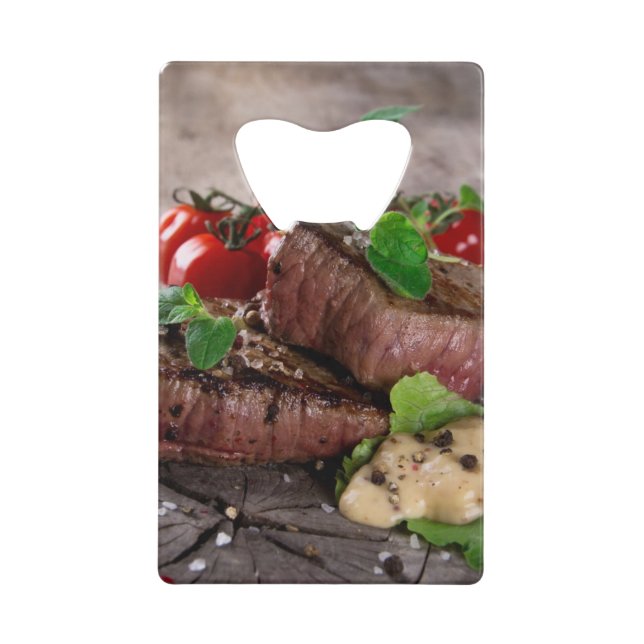 Gegrillte Grillensteaks mit frischen Kräutern und Geldkarten Flaschenöffner (Vorderseite)