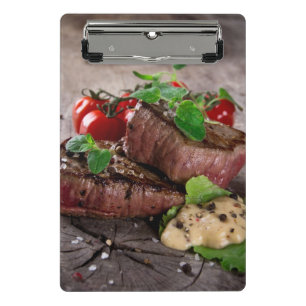 Gegrillte Grillensteaks mit frischen Kräutern und Mini Klemmbrett