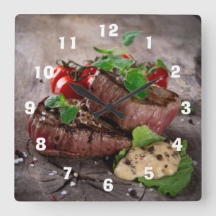 Gegrillte Grillensteaks mit frischen Kräutern und Quadratische Wanduhr