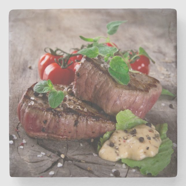 Gegrillte Grillensteaks mit frischen Kräutern und Steinuntersetzer (Vorderseite)
