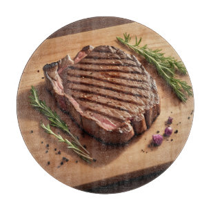 Gegrilltes Ribeye-Steak mit Rosmarin Schneidebrett