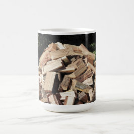 Gehackter hölzerner Stapel draußen Kaffeetasse