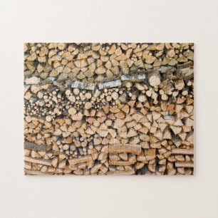 Gehacktes Holz auf einem Puzzlen des Stapels