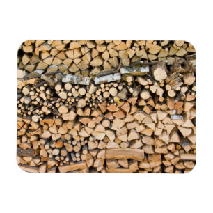 Gehacktes Holz auf einem rechteckigen Magneten des Magnet