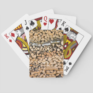 Gehacktes Holz auf einem Stapel-Poker-Kartensatz Spielkarten