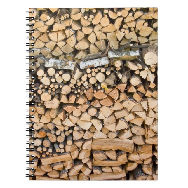 Gehacktes Holz auf einem Stapelnotizbuch Notizblock (Vorderseite)