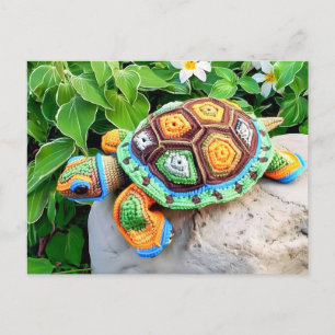 Gehäkelte Schildkröte aus farbenfrohen Granny-Quad Postkarte