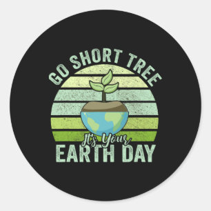 Gehe Kurzen Baum. Es ist dein Earth Day Women Men Runder Aufkleber