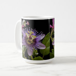 Geheimnisvolle Schönheit: die violette Passionsblu Kaffeetasse