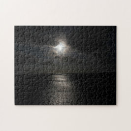Geheimnisvolle weiße Sonne am schwarzen Himmel