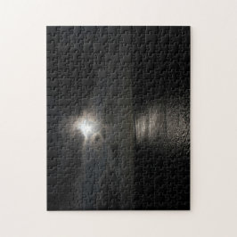 Geheimnisvolle weiße Sonne am schwarzen Himmel