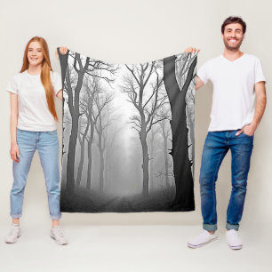 Geheimnisvoller nebliger Waldweg Fleecedecke