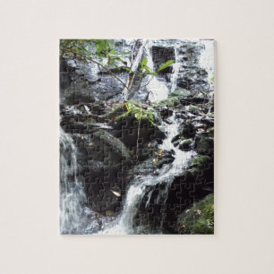 Geheimnisvoller Wasserfall im Moky-Gebirge