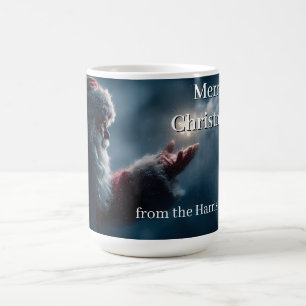 Geheimnisvoller Weihnachtsmann pustet eine leuchte Kaffeetasse