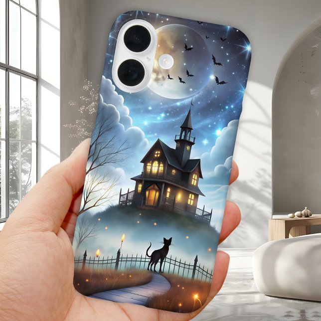 Geheimnisvolles schwarzes Halloween-Katzenteleskop iPhone 16 Hülle (Mysterious Halloween phone case featuring a black cat looking at a spooky house, the moon and bats)