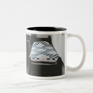 Gehen Sie, die Tuchschiene zu bett, die durch Ford Zweifarbige Tasse