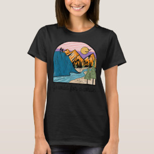 Gehen Sie eine Weile frei, Abenteuer heißt Berg T-Shirt