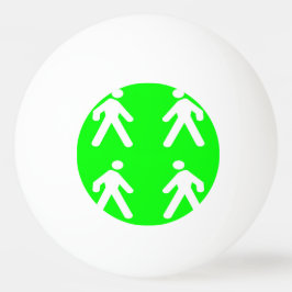 Gehen Sie im Grünen Tischtennisball