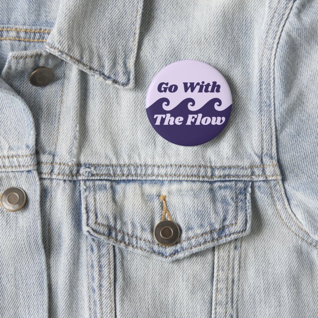 Gehen Sie mit dem Lila Wave-Slogan "Flow Menstruat Button (Beispiel)