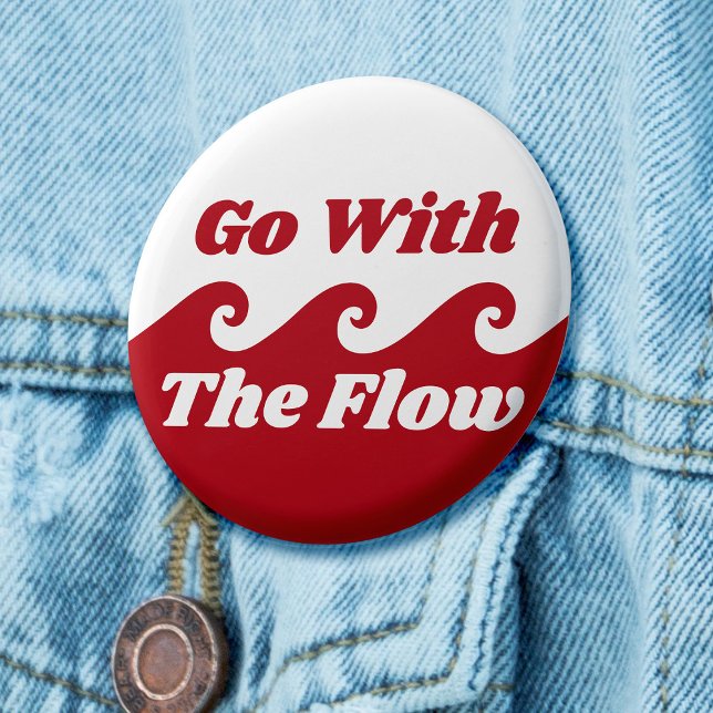 Gehen Sie mit dem Slogan "Flow Menstruation Red Wa Button (Red and white badge with wave graphic and text says 'go with the flow')