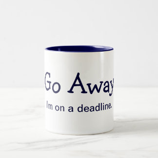 Gehen Sie weg. Ich bin auf einer Frist. (Tasse) Zweifarbige Tasse