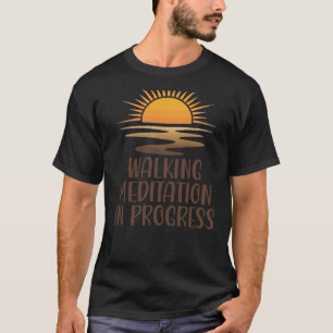 Gehmeditation in Bearbeitung Sunrise Path Yoga M T-Shirt