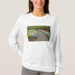 Gehweg durch Tulpen und Narzissen, 2 T-Shirt