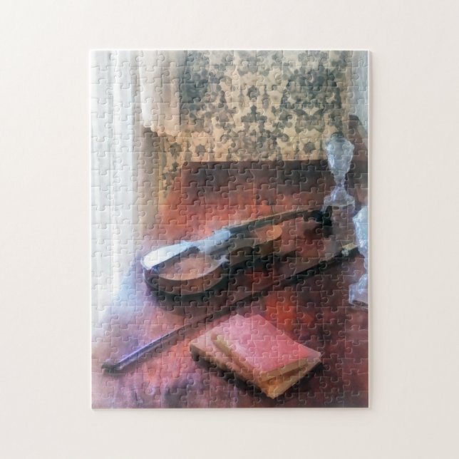 Geige auf Credenza (Vertikal)
