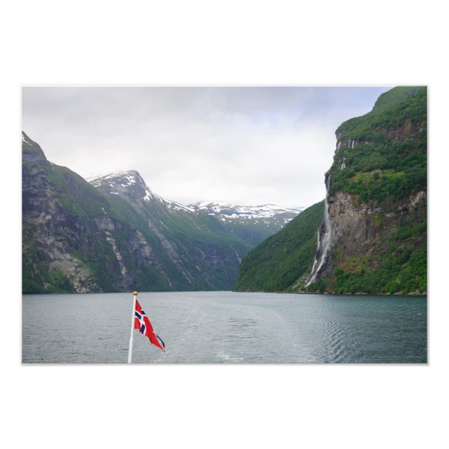 Geiranger Fjord mit norwegischer Flagge Fotodruck (Vorne)