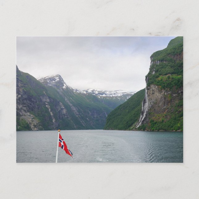 Geiranger Fjord mit norwegischer Postkarte (Vorderseite)
