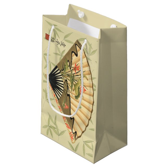 Geisha Fan mit Blätter und Blumendruck Kleine Geschenktüte (Vorderseite Schrägansicht)