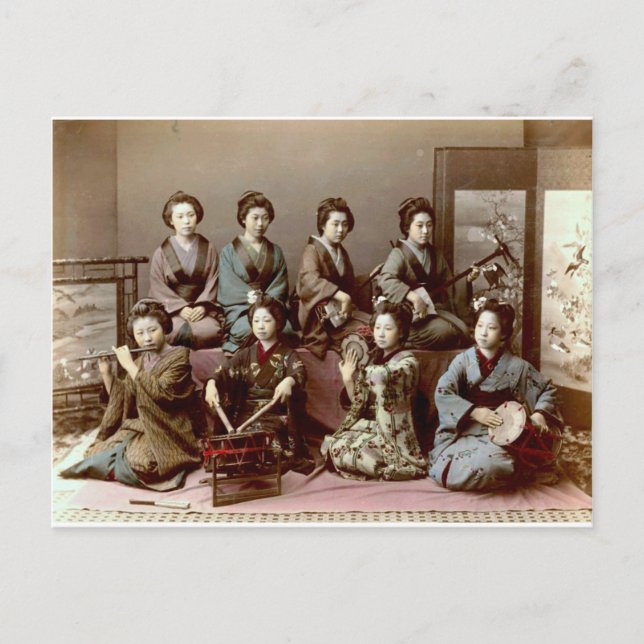 Geisha Girls Playing Instruments - Kusakabe Kimbei Postkarte (Vorderseite)