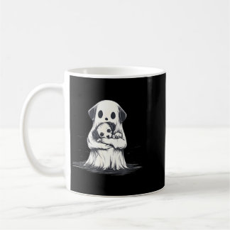 Geist hält lustiges Halloween-Kostüm mit Welpen Kaffeetasse