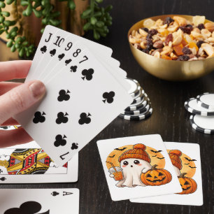 Geist trinkt eisgekühlten Kaffee mit Halloween-Kür Spielkarten