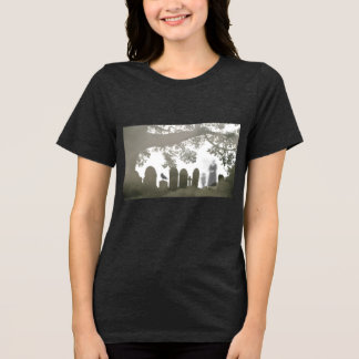 Geister auf einem Friedhof  Tri-Blend Shirt