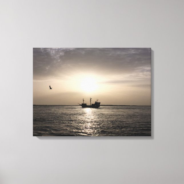 Geisterschiff bei Sonnenuntergang Leinwanddruck (Vorderseite)