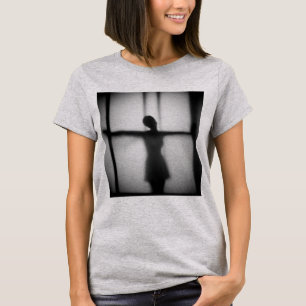 Geistertanz innerhalb des Glaskäfigs T-Shirt