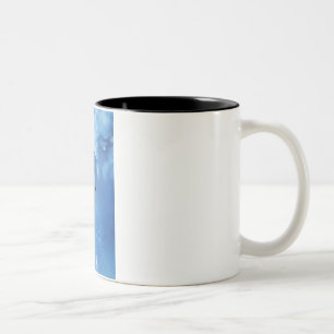 Geisterwolf heult auf dem Mond Zweifarbige Tasse