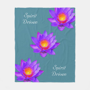 Geistgetriebene Lotusblumen auf bläulichem Teal Fleecedecke