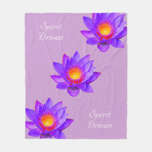 Geistgetriebene Lotusblumen auf Violett Fleecedecke