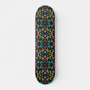 Gekochte Halloweenkreaturen in cooler Musterkonstr Skateboard